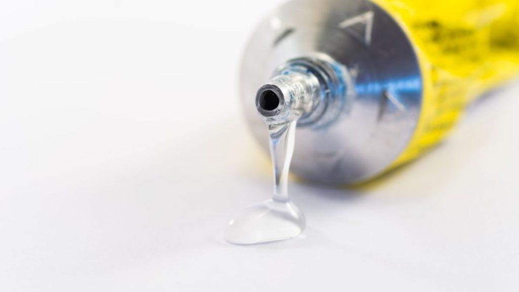 Ξέχασε τα προφυλακτικά και έβαλε κόλλα για να… σφραγίσει τα γεννητικά του όργανα και να κάνει σεξ