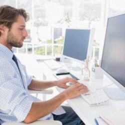 Γυναίκα διευθυντής επιτρέπει τα διαλείμματα στη δουλειά για αυνανισμό...