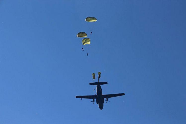 Βρετανοί αλεξιπτωτιστές έκαναν σεξ με γυναίκα που μπαινόβγαινε σε στρατιωτική βάση...