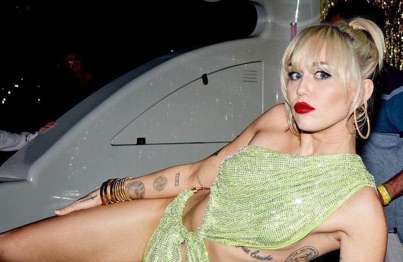 Το sexy ατύχημα της Miley Cyrus: Κόπηκαν οι τιράντες και έμεινε τοπλεss στην σκήνη...