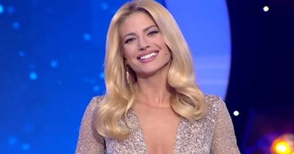 Ευαγγελία Αραβανή: Η γυμνή φωτογράφισή της που άφησε εποχή...