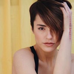 Κολάζει η Κάτια Ταραμπάνκο: Δείτε την να ποζάρει με σέξι εσώρουχα στο κρεβάτι της και να εύχεται «καλά Χριστούγεννα»