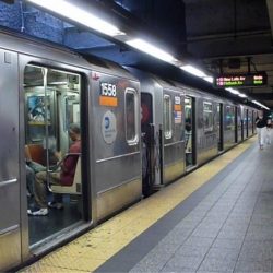 Σοκ! Ασυγκράτητο ζευγάρι κάνει σεξ σε σταθμό του μετρό (pics)