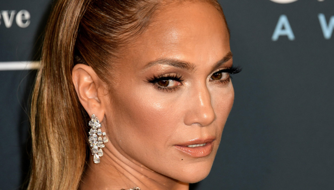 Η Jennifer Lopez ποζάρει με ανοιχτά πόδια και μας δείχνει….
