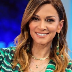 Ζητείται άνδρας να βάλει λάδι στην κωλάρα της Έλλης Κοκκίνου...