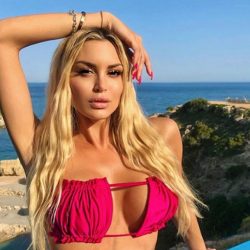 Αλεξάνδρα Παναγιώταρου: Σέξι πόζες στην πισίνα…