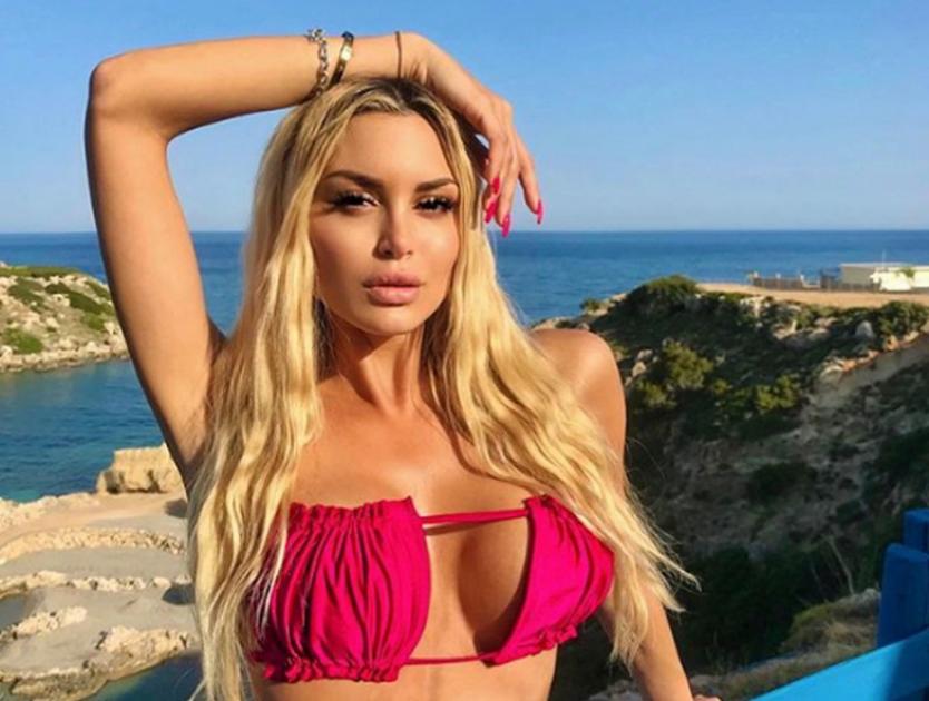 Αλεξάνδρα Παναγιώταρου: Σέξι πόζες στην πισίνα…