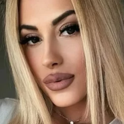Τίνα Μελά: Πόζαρε στα τέσσερα με στρινγκ…
