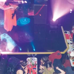 Kinky Opera: Ημέρα της Γυναίκας με στρίπερ και αφηνιασμένα θηλυκά