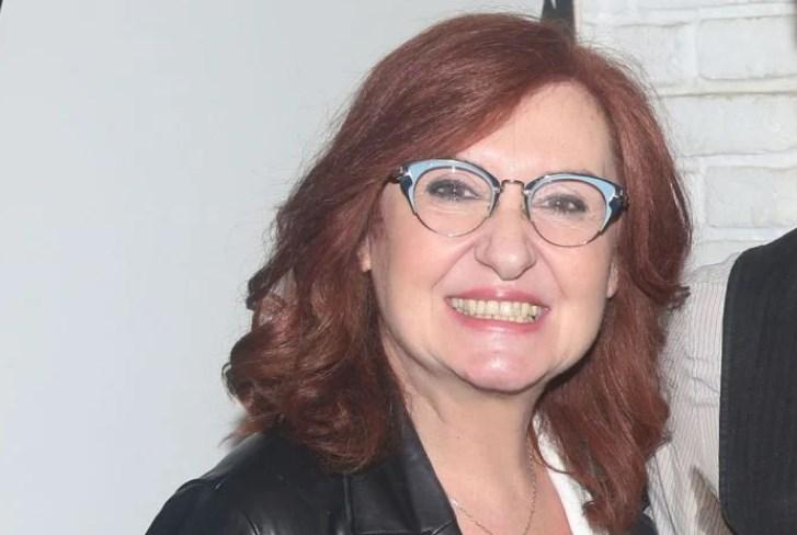 Με μπικίνι η «Κανέλα» από το «Καφέ της Χαράς»