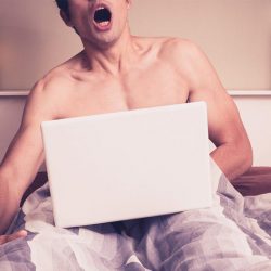 Ο σύζυγος μου βλέπει πορνό και αυνανίζεται! Είναι λογικό να νιώθεις ανασφάλεια;