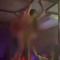 Σοκ! Ζευγάρι σηκώθηκε και έκανε σεξ πάνω στο μπαρ μπροστά σε 100 άτομα!