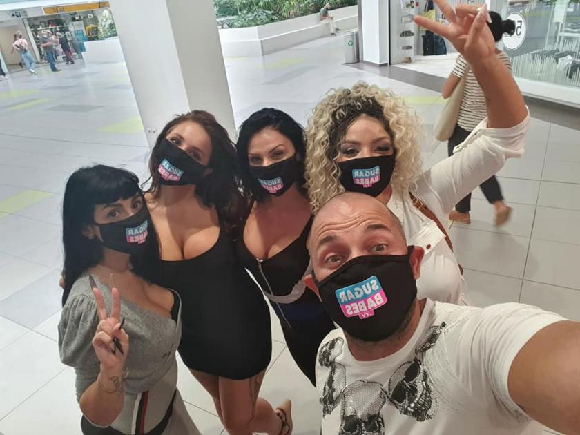 Oι πρωταγωνιστές της sugarbabestv μοίρασαν 10.000 μάσκες στηρίζοντας τα θύματα της πανδημίας...