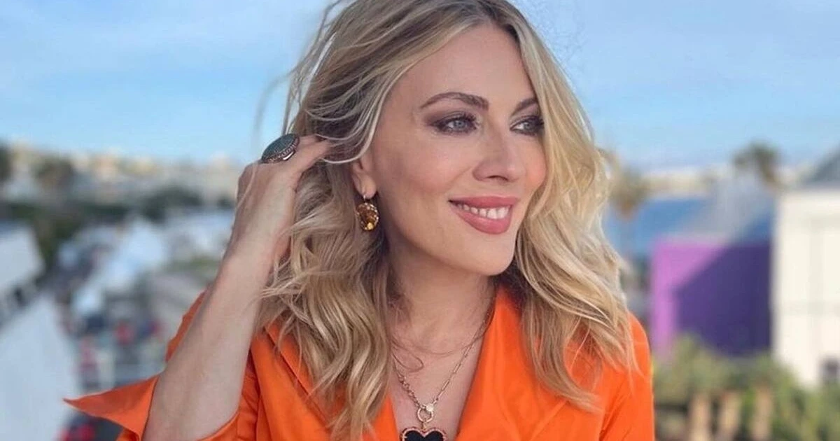 smaragda karidi tin vrikame gimni sti paralia roga kagkelo