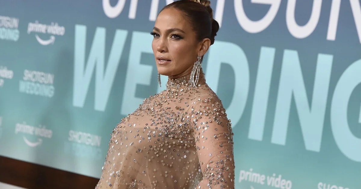 sok i jennifer lopez ta petaxe ola epi skinis ologimni opisthia