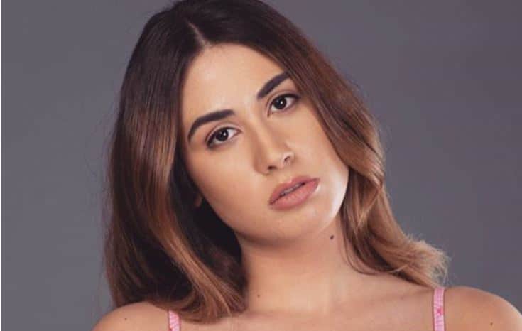 i elena kremlidou me magio kolash den borouse na ta kalypsei to bikini einai theorata